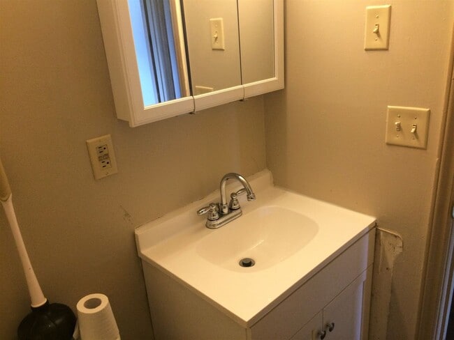 Building Photo - 2 Bedroom / 1 Bath Apartment Johnson City, TN