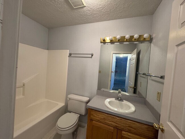 Building Photo - 420 E 9th St