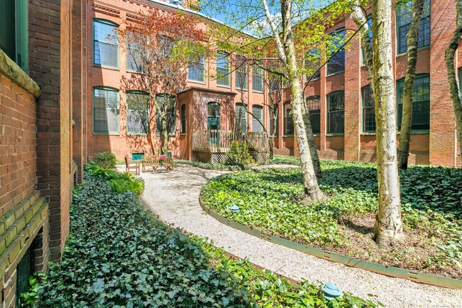 Building Photo - 25 Grand St