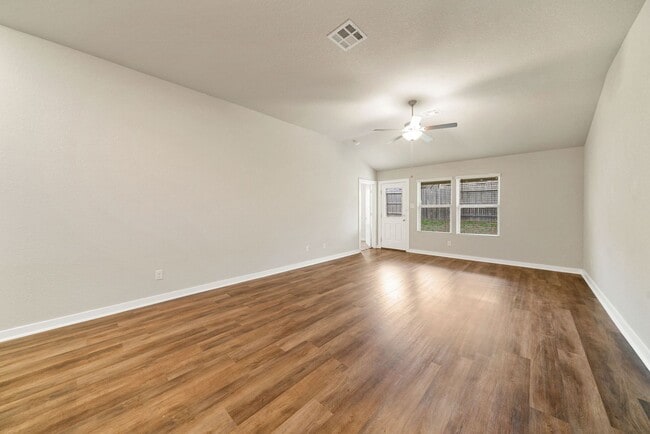 Building Photo - 3 Bedroom/2 Bath Escalera Subdivision