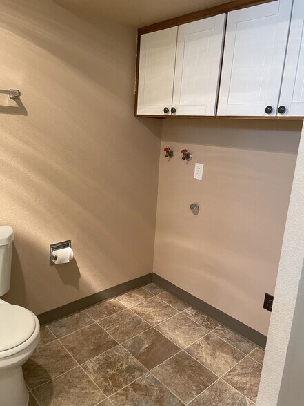 Bath W/D Hookups - 3324 NE Lancaster St