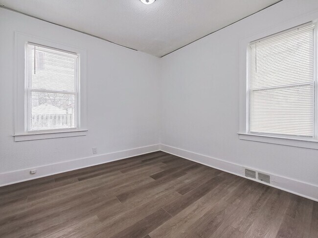 Building Photo - AVAILABLE NOW! SECTION 8 APPROVED! Charming 3-Bedroom Home in Warren!