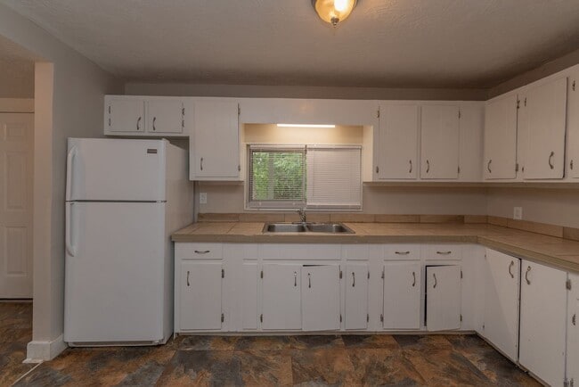 Building Photo - 4 bed/2 bath single-family home for lease ...