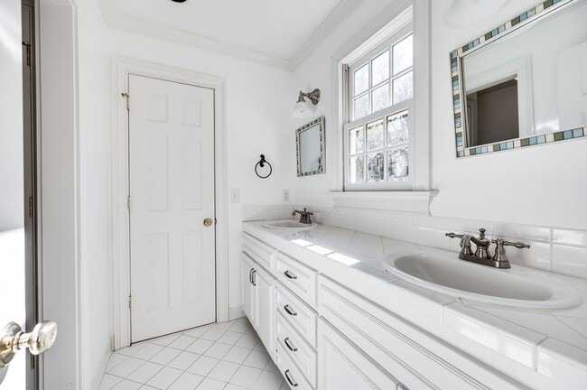 Building Photo - Fantastic renovated 5BE/4BA family home on beautiful oversized private Lot in the heart of Belle ...