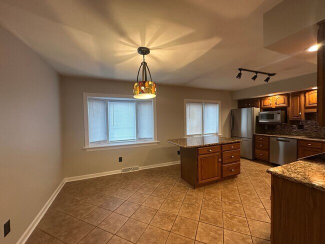 Building Photo - Vinton/Roanoke County 4 BR!