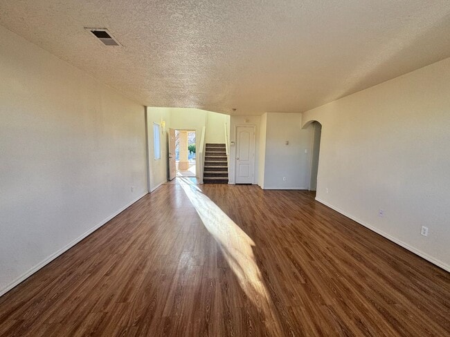 Building Photo - MOVE IN SPECIAL! 1/2 off 2nd months rent!  3 bed 2 bath 2300 sq ft home-New Carpet