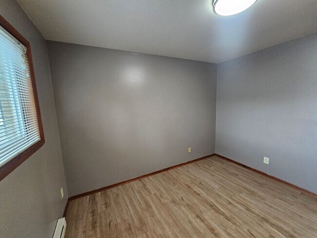 Building Photo - Great 2 Bedroom Apartment just Blocks from Eastern