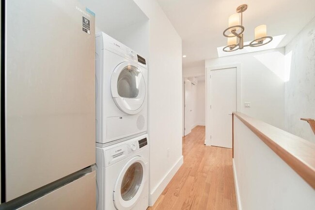 Building Photo - 3 bedroom in JACKSON HEIGHTS NY 11372