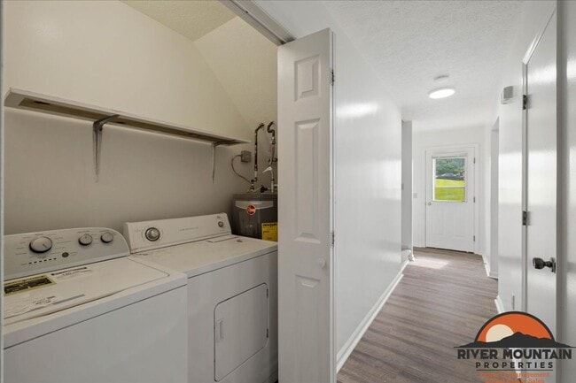 Building Photo - 1485 Sandy Cir