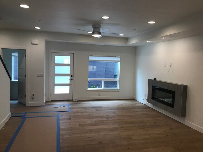 Building Photo - 6982 S Brookhill Dr