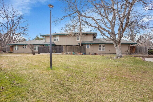 Building Photo - $2,145.95 with $300 Off the first month's rent, 2 Beds - 1 Bath, Townhouse in Greenwood Village w...