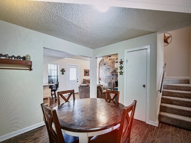 Building Photo - Move in special $500.00 Off 1st month rent!! Country style living on the hill but within the city