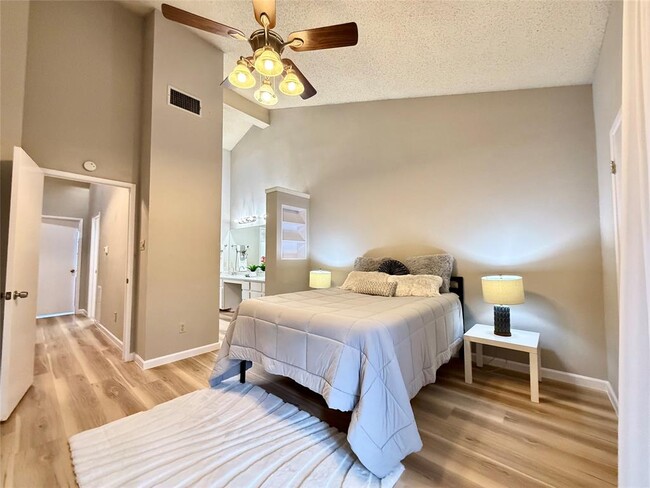 Building Photo - 7122 Wood Hollow Dr