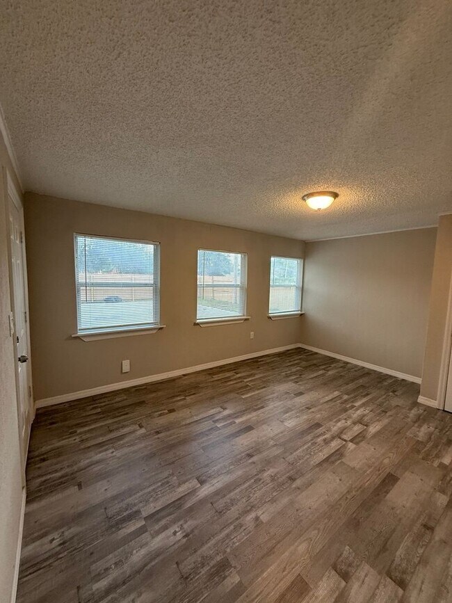 Building Photo - Dual Living Delight in the Heart of Lakeland!