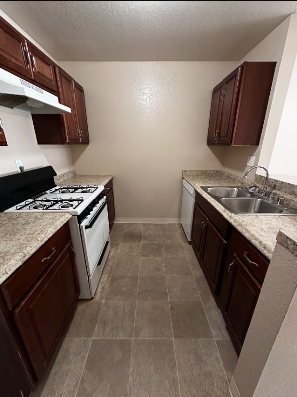 Building Photo - 5136 N Glendora Ave