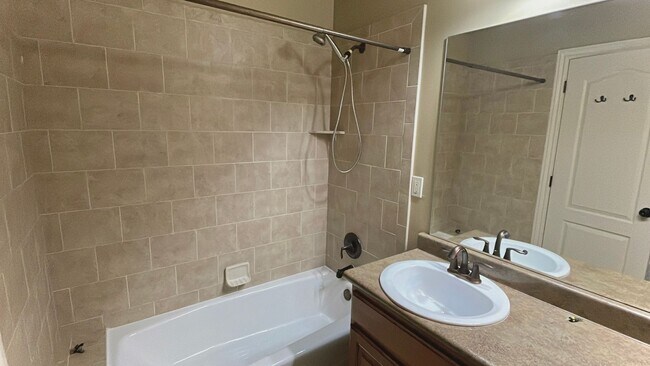 Building Photo - 6 Bedroom, 3.5 Bathroom Single Family Home in Layton Available June 1st!