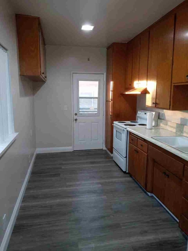 Kitchen - 519 Linwood Ave