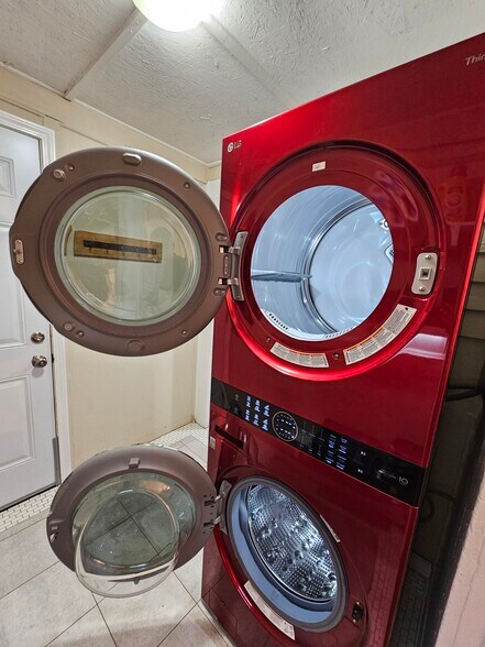 High End Smart Washer and Dryer - 607 Gaskill St SE