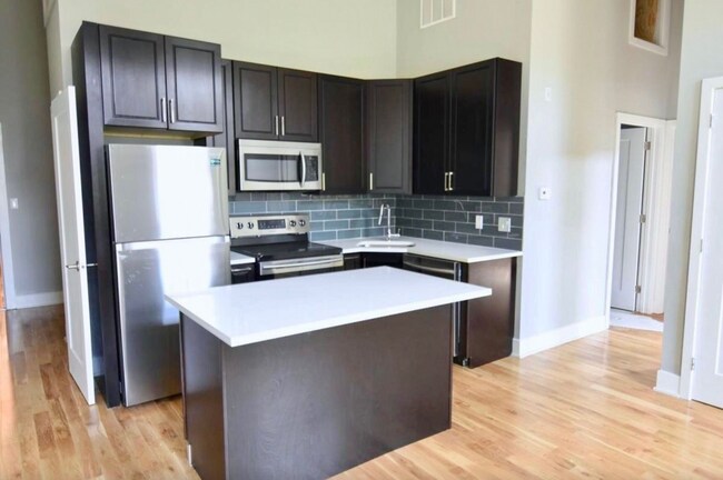Building Photo - 1523 W Girard Ave