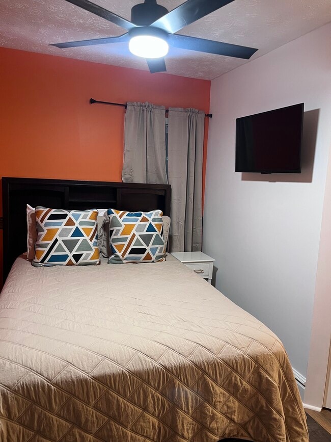 Building Photo - 53 Lincoln Ave W