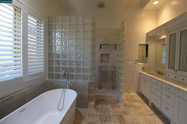 Building Photo - 348 Pheasant Run Dr