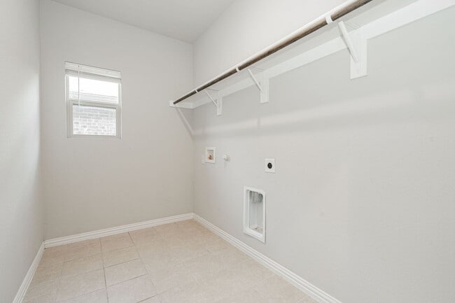 Building Photo - Stunning 3-bedroom, 2.5-bathroom with office.