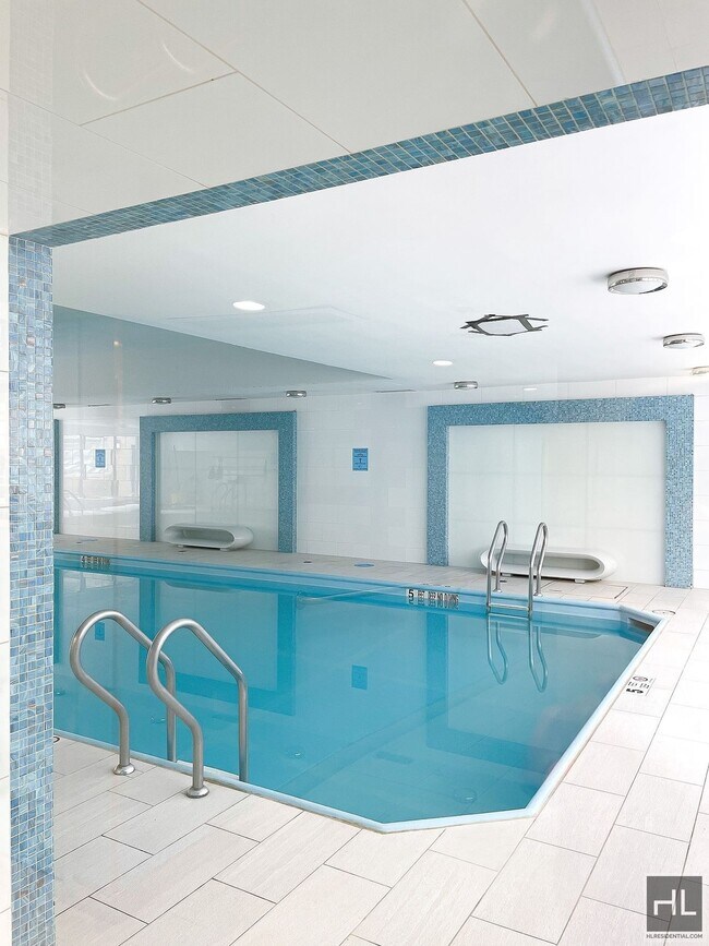 Building Photo - Beautiful 3 Bedroom 2.5 bath Apartment In ...
