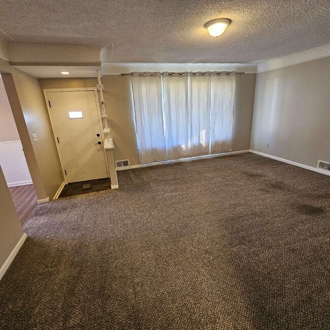 Building Photo - 3 Bedroom, 1.5 Bath Brick Ranch with Attac...