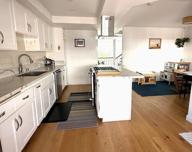 Building Photo - Furnished Multi-Level Townhome in South Redondo Beach – Available for 6–12 Months