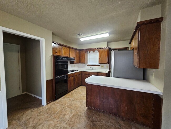Building Photo - (3) Bed/(2) Bath Near Schools and Shopping! Avail NOW!