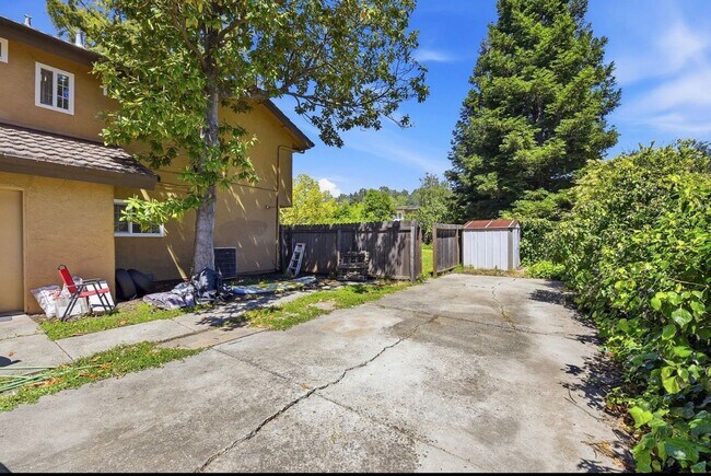 Building Photo - 3283 Cambridge Rd