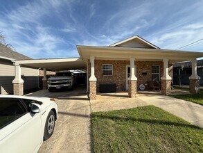 Building Photo - Updated 3 Bed Home in Dallas – Covered Parking!