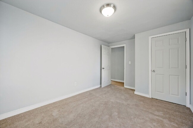 Building Photo - 3 Bed 1.5 bath Updated House Fenced yard -Pets
