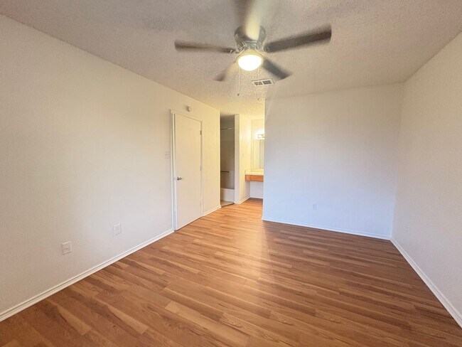 Building Photo - Adorable 2-2 in Arlington