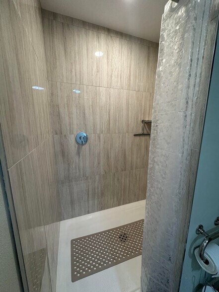 Bathroom 2 shower - 1490 Ash St