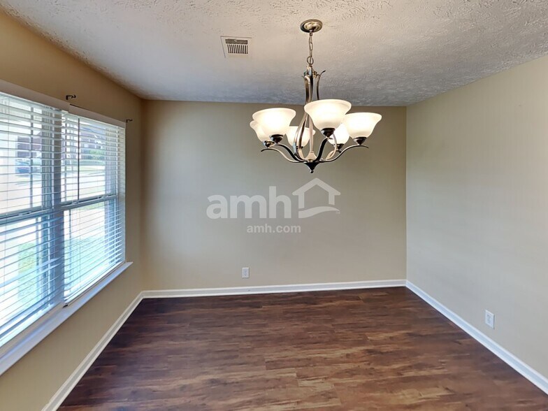 Building Photo - 313 School House Ct