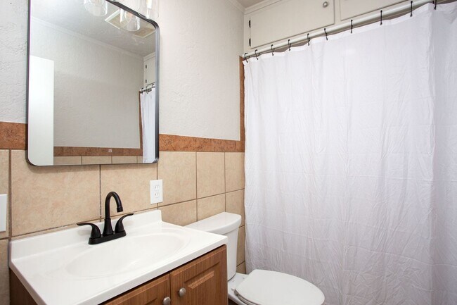 Building Photo - Fully updated Sunrise Home