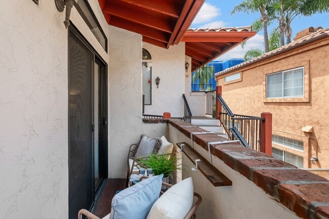 Building Photo - Charming 2 Bedroom 2 Bath In Beautiful Hillcrest