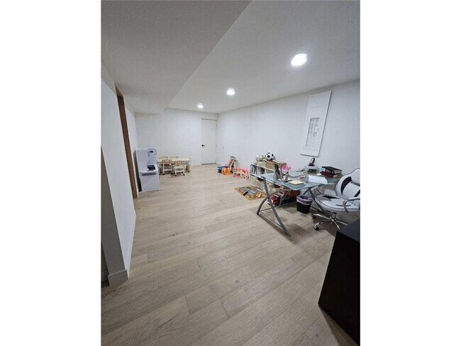 Building Photo - 10709 W River Rd