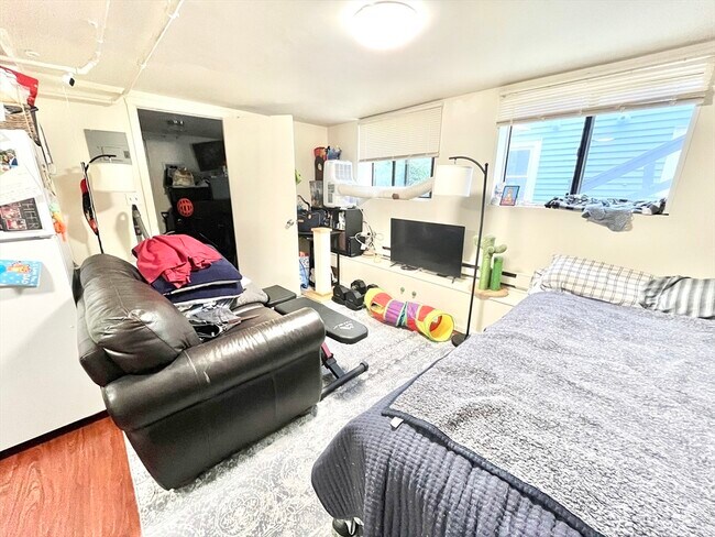 Building Photo - 9 Cedar St