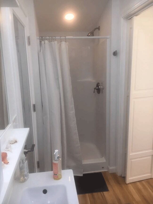 Full-size shower - 3405 NE 80th Ave