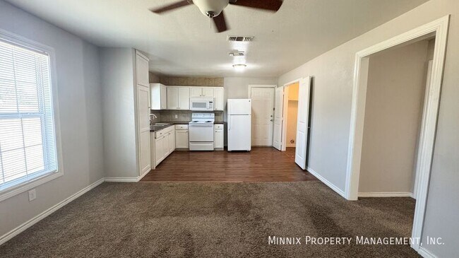 Building Photo - 755 W Knox St