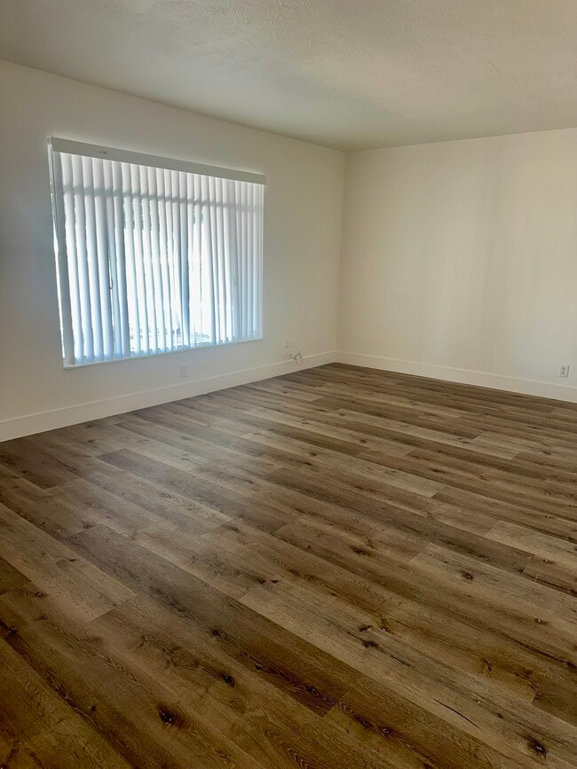 Building Photo - 3874 Arden Dr S