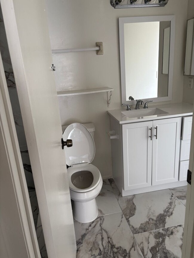 Building Photo - Townhome in Chelsea Square