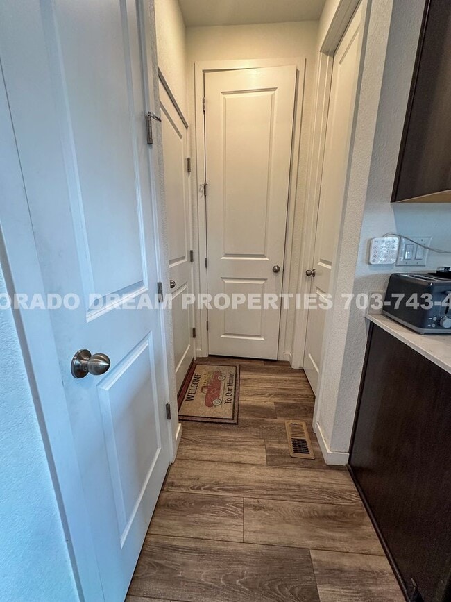 Building Photo - Luxurious fully-furnished home in Dove Vil...