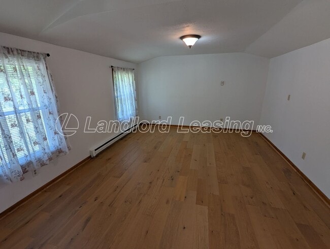 Building Photo - Country Living Spacious Ranch Duplex with ...