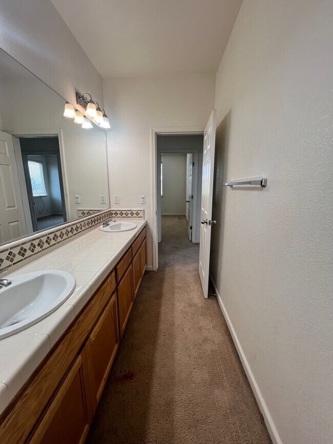 Building Photo - Luxury LAKEFRONT property!!!