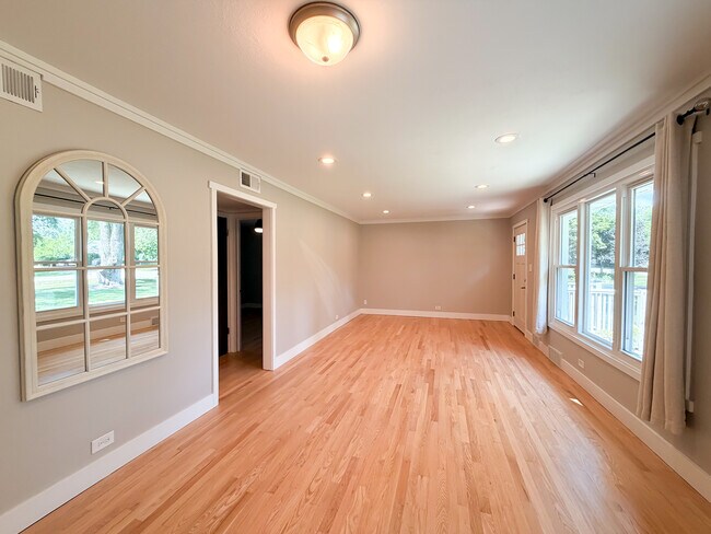 Building Photo - 26W416 MacArthur Ave