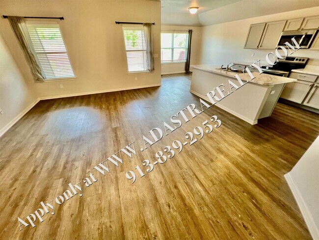 Building Photo - Like New Ranch in Spring Hill-Available in...