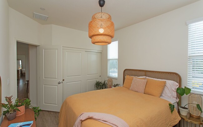 Building Photo - Large Corner-End Townhouse in Oceanside!